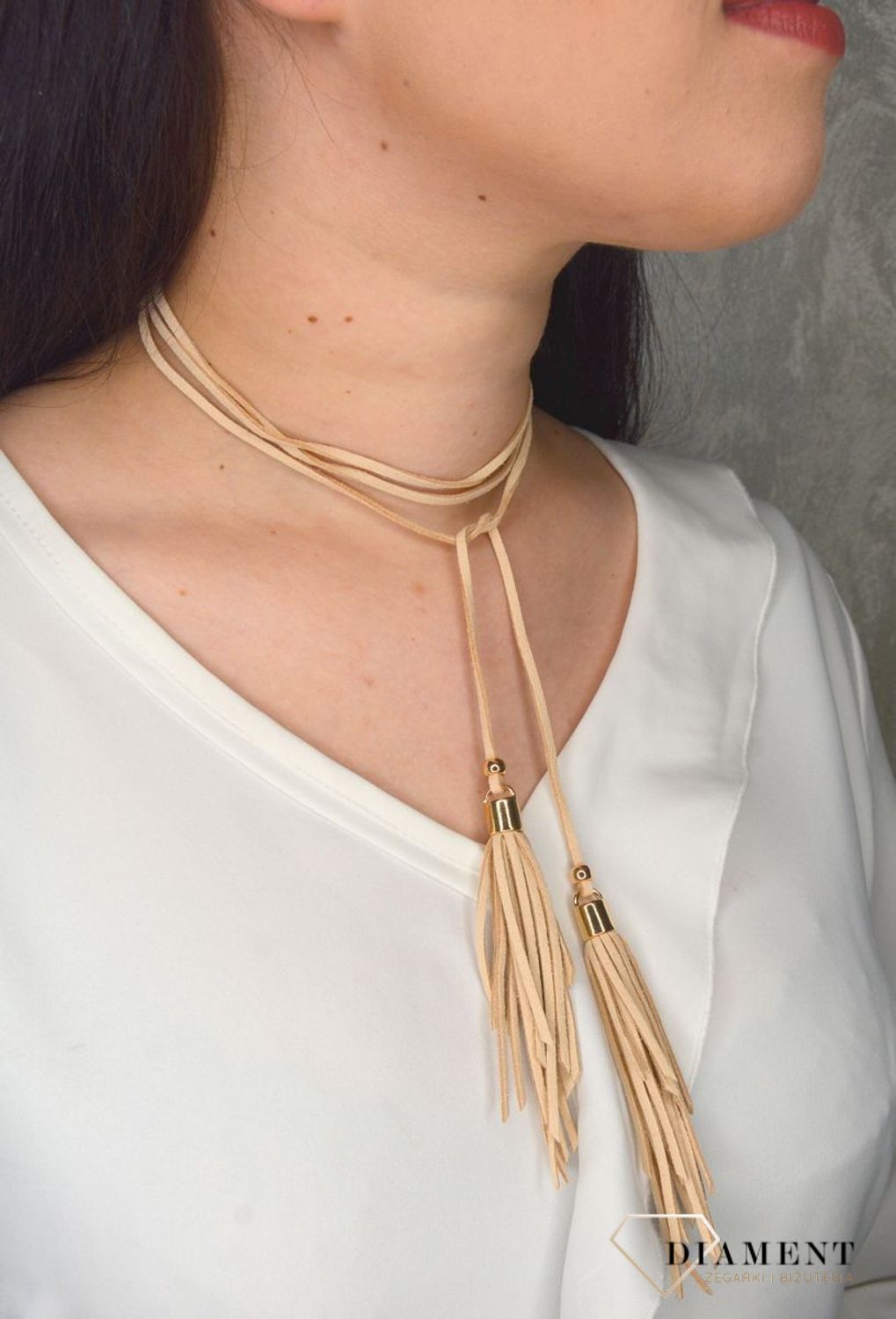 Naszyjnik choker beżowy rzemyk z chwostami i złotymi dodatkami DIA-NSZ-0077-BEŻ Ż. Ciekawy, oryginalny naszyjnik choker to dodatek idealny na lato.jpg